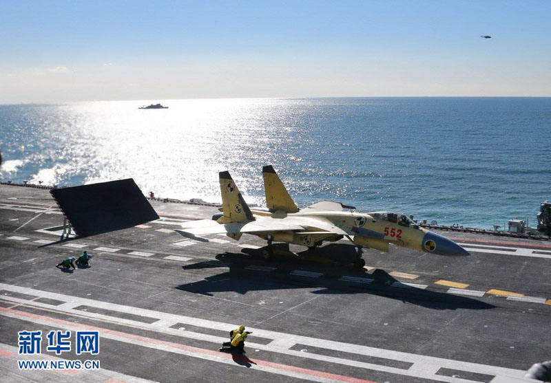 中国の空母、艦載機の離着艦訓練に成功 (9)