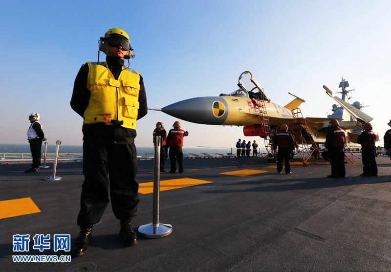 中国の空母、艦載機の離着艦訓練に成功 (2)