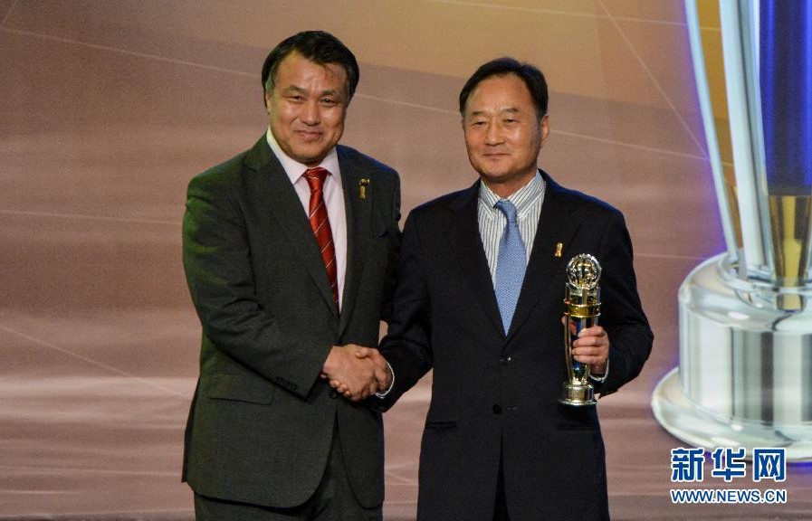 ゲスト・プレゼンターと「AFC最優秀監督賞（男子）」を受賞した韓国の金鎬坤監督（右）