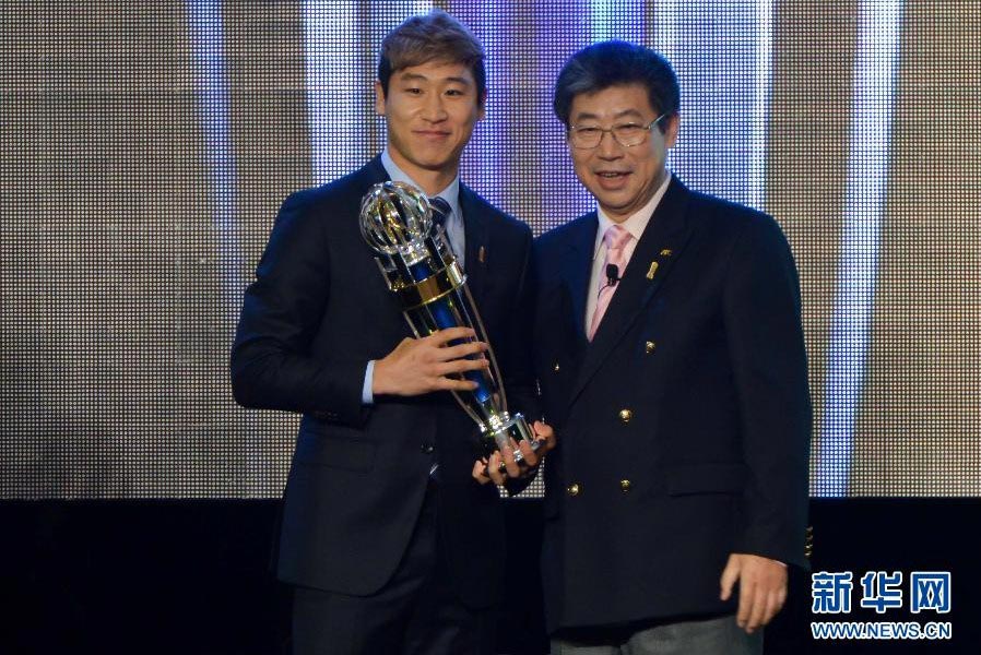 AFCの張吉龍副会長（右）と「AFC男子年間最優秀選手賞（MVP）」を受賞した韓国の李根鎬選手