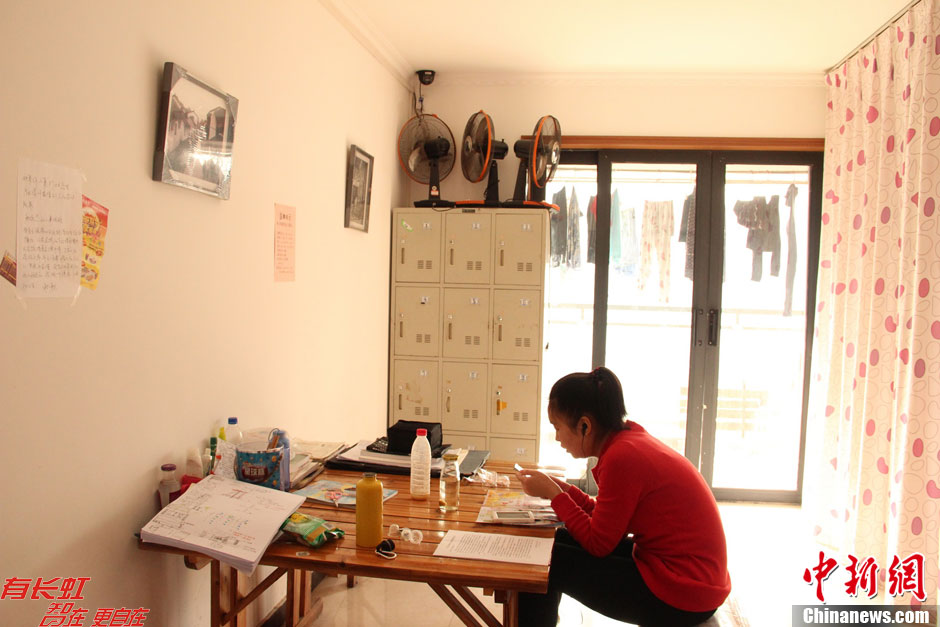 西安の大卒生向けの「求職マンション」の共用スペースで勉強する女性。
