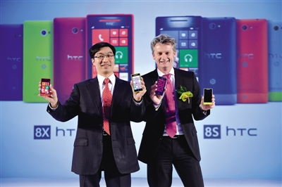 HTC中国エリアの任偉光総裁（左）とマイクロソフト大中華エリアのラルフ・ハウプター最高経営責任者（CEO、右）