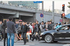 公安部、「中国式道路横断」抑制策実施へ