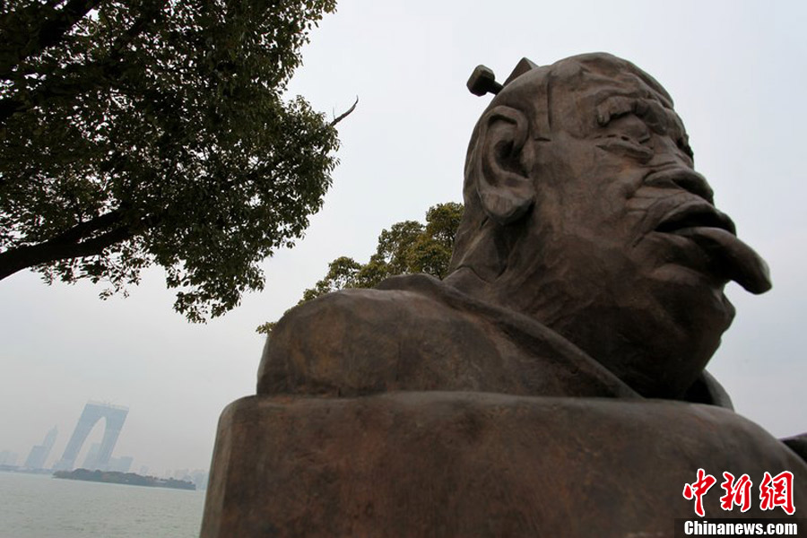 蘇州　目を閉じて舌を出す老子の彫像が登場