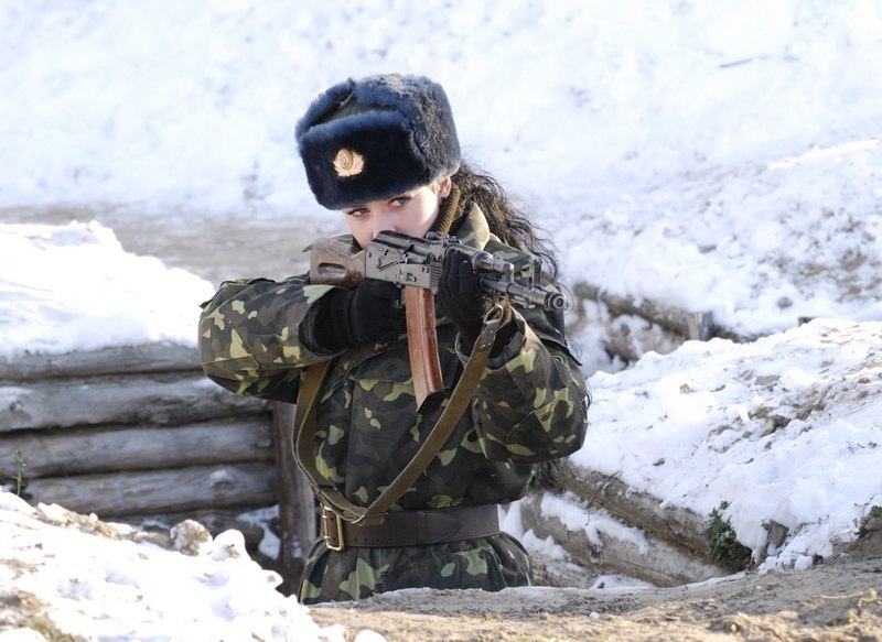 ウクライナの美人女性兵士コンテスト　技能も必須