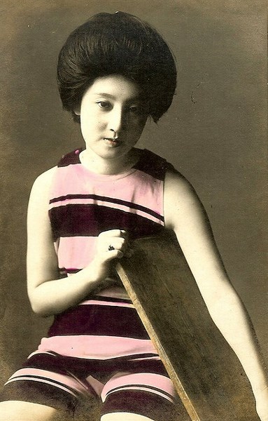 100年前の日本の芸者の水着姿の写真 (16)