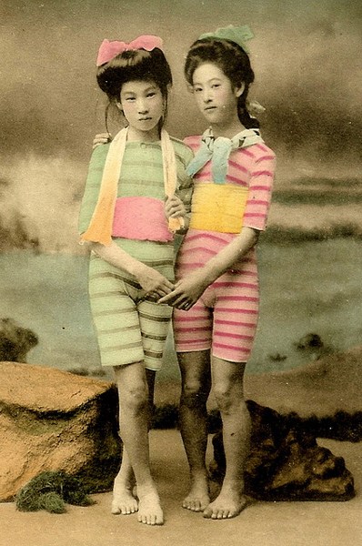 100年前の日本の芸者の水着姿の写真 (9)