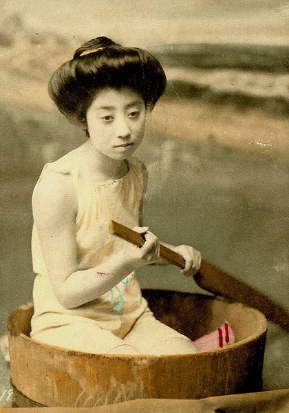100年前の日本の芸者の水着姿の写真 (18)