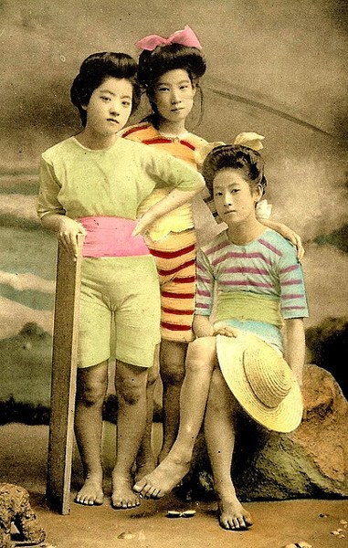 100年前の日本の芸者の水着姿の写真 (17)