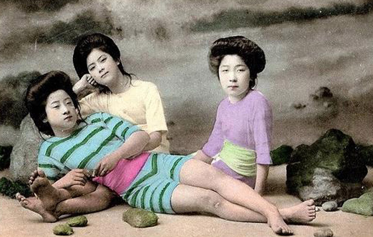 100年前の日本の芸者の水着姿の写真 (7)