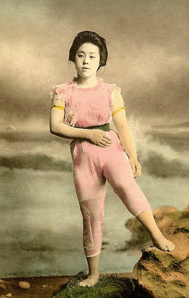 100年前の日本の芸者の水着姿の写真 (4)