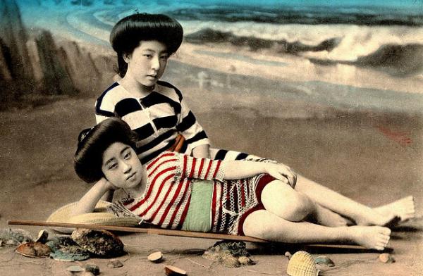 100年前の日本の芸者の水着姿の写真 (6)