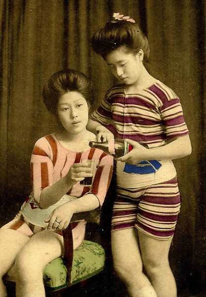 100年前の日本の芸者の水着姿の写真 (3)