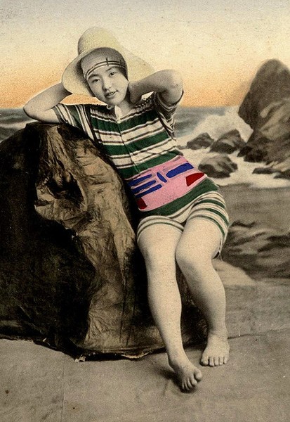 100年前の日本の芸者の水着姿の写真 (5)