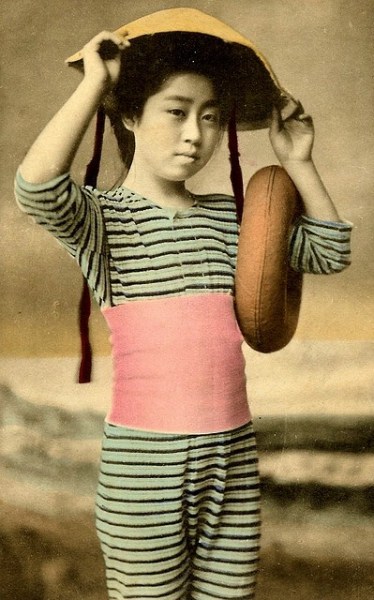 100年前の日本の芸者の水着姿の写真 (2)