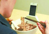 食べながら携帯電話が使える「寂しさを紛らわせるラーメン用の碗」