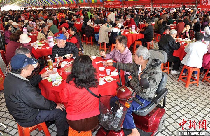 台北　2千の食卓で食事を提供する支援活動 (2)