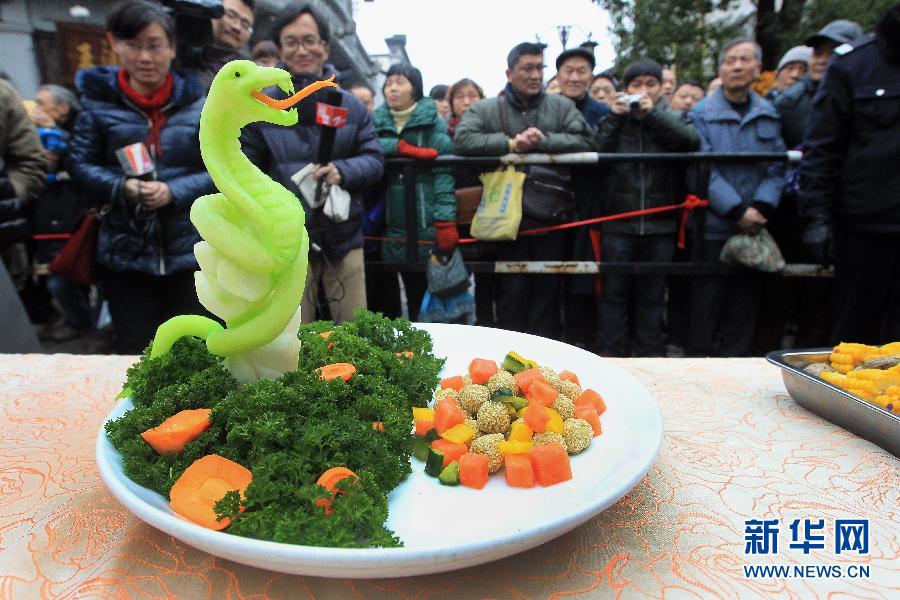 食材でかたどった蛇が目立つ「青蛇戯珠」は特に人気