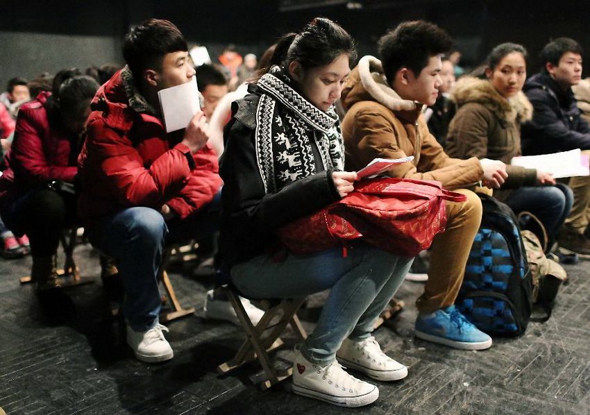 17日、試験会場で待つ受験生。中央戯劇学院2013年度演技学部専攻の北京受験会場では2000人が受験した。