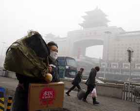 北京で引き続き濃霧　マスク姿で帰省する人々