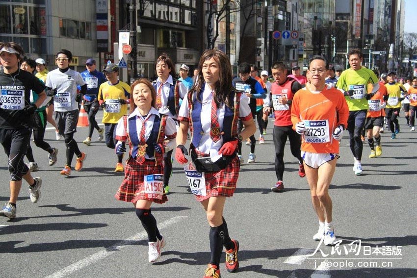 仮装ランナーが盛り上げた東京マラソン2013