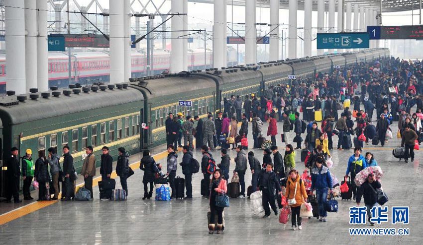 江西省九江駅で、乗車を待つ人たち。