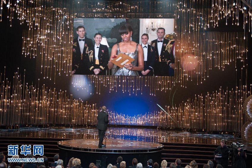 米国のファーストレディ、ミシェル米大統領夫人が授賞式会場に姿を現し、作品賞を発表した。
