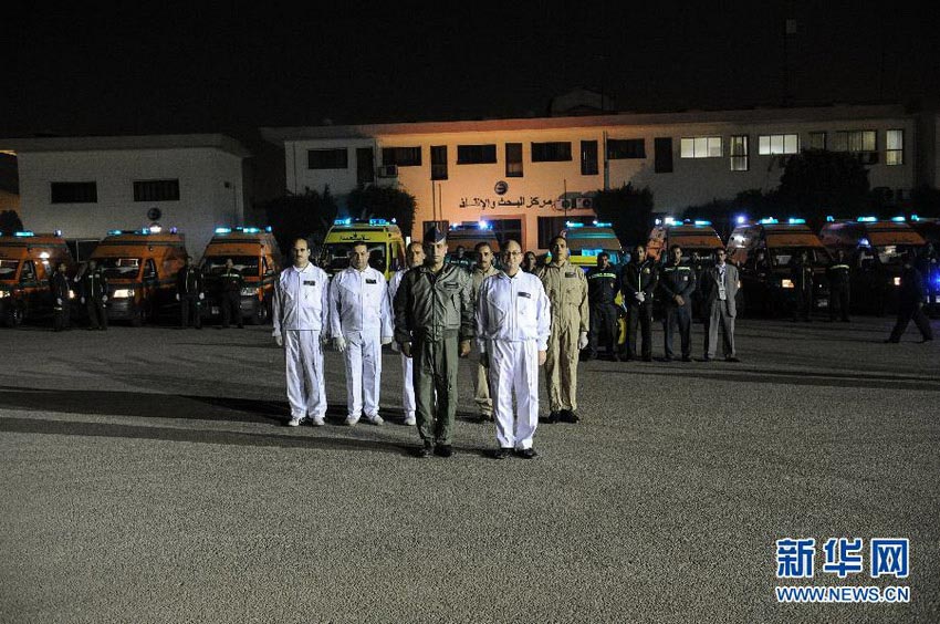 軍機でカイロに運ばれたルクツールの気球爆発事故で亡くなった犠牲者の遺体を飛行場で待つエジプト空軍兵士と医療スタッフ。この晩、19人の犠牲者の遺体がカイロに運ばれた。