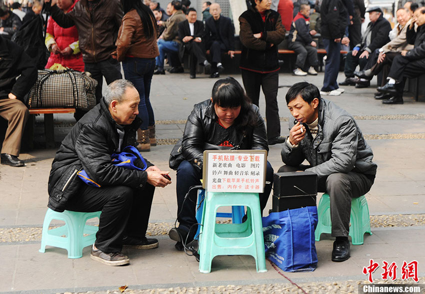 重慶　街角でのダウンロードサービスの商売が人気