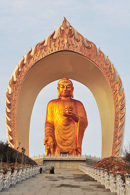 3月3日、金箔貼りの作業が完了した東林大仏銅像。