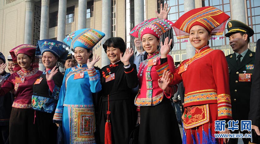 中国の少数民族代表、華やかな民族衣装で開幕式に出席　全人代