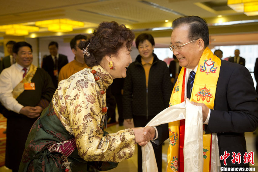 温家宝総理にハダを贈る四川省の蔵族代表