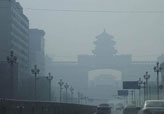 灰色のスモッグに覆われた北京　大気汚染が深刻
