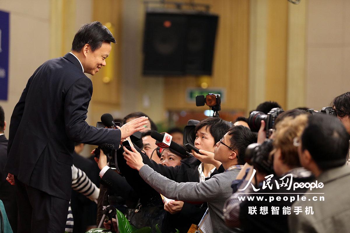貴州代表団の記者会見後、メディアからの「質問攻め」に遭う陳敏爾省長