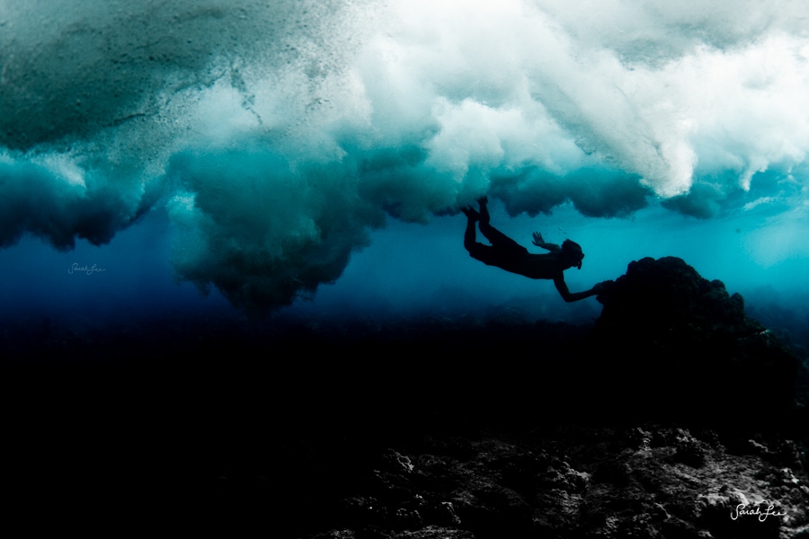 海底を撮影する女性カメラマン (6)