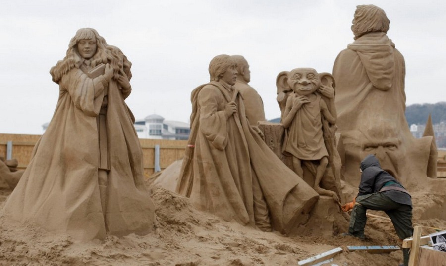 英国　砂の彫刻展でハリウッドの有名人の彫刻
