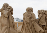 英国　砂の彫刻展でハリウッドの有名人の彫刻