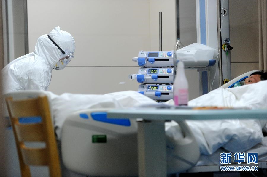 4月8日、亳州市人民医院で、鳥インフルエンザH7N9型に感染した患者を治療する医療関係者。
