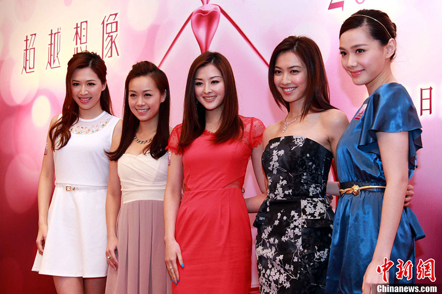 今年のミス香港グランプリの張名雅さん（中）、第2位の黄心頴さん（左2）、第3位の朱千雪さん（右2）、ミスフォトジェニックの岑杏賢さん（左）、旅行大使の湯洛●さんが宣伝イベントに出席し、海外に住む美しい女性に対し、「2013年ミス香港コンテスト」への参加を呼びかけた。