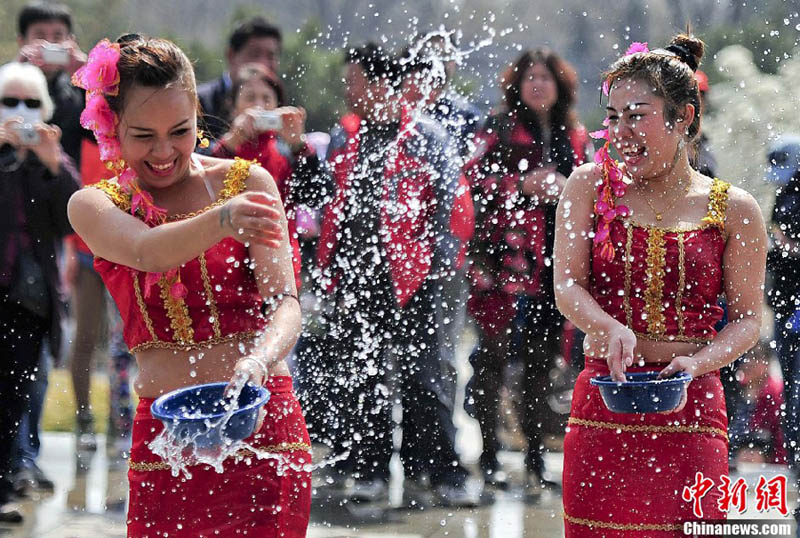 タイ族の女性が北京で水かけ祭