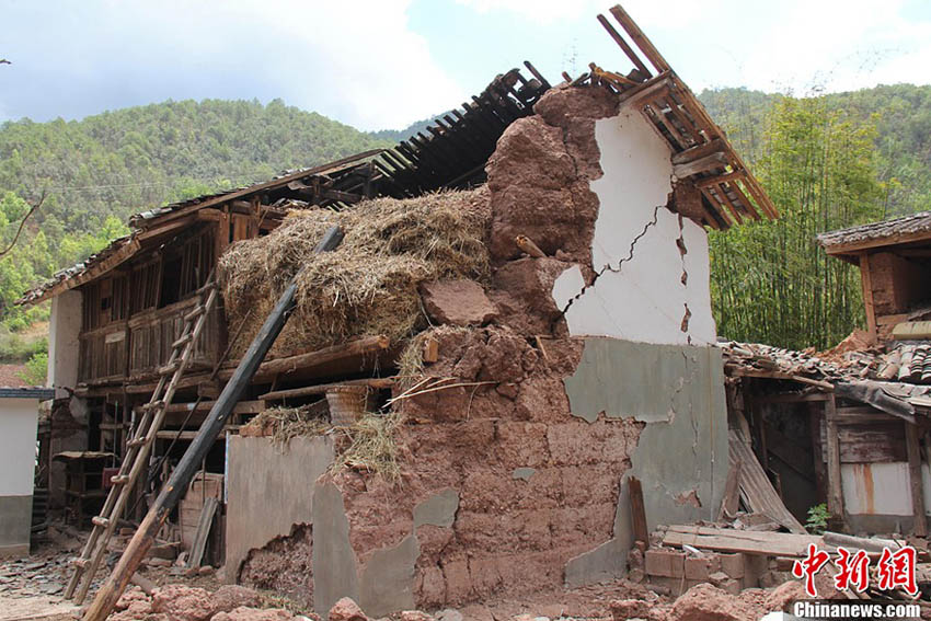 雲南大理で続く余震　12万人が被災 (2)