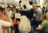 成都　「パンダ」が地下鉄でマナーをPR