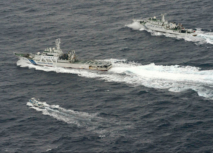 写真：日本紙・毎日新聞が釣魚島海域で撮影した写真からは、釣魚島海域を高速で航行する「中国海監66」が確認される。「中国海監」66の左舷は日本海上保安庁の船舶。