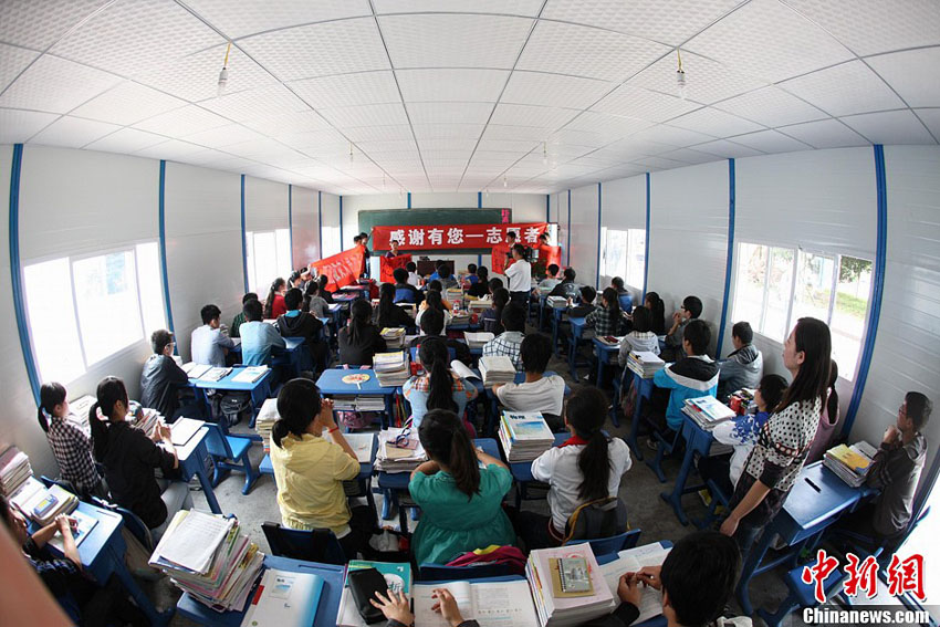 四川省雅安天全県中学のプレハブ校舎が使用開始
