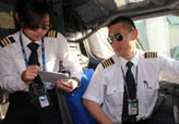 中国東方航空初の親子の操縦士に取材
