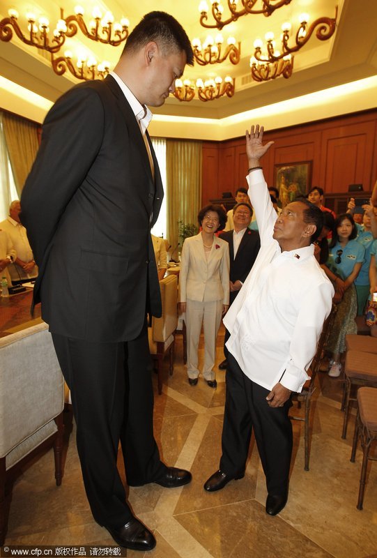 フィリピン副大統領、中国の元NBA選手・姚明氏と会見
