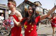 北京什刹海　赤いドレスでジョギング