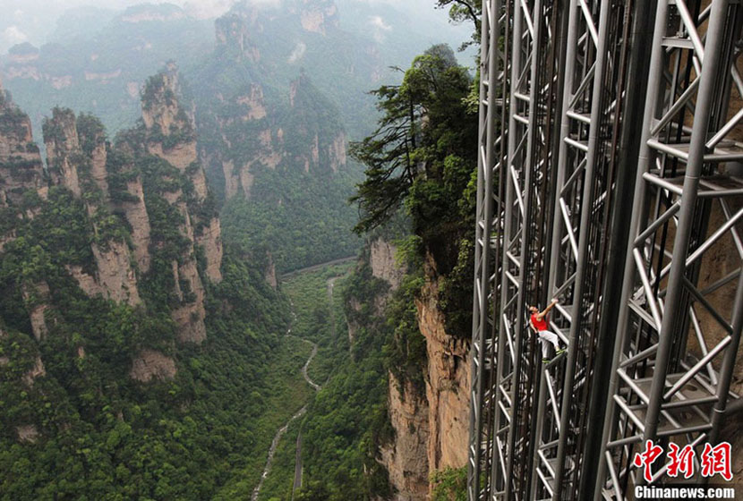 仏の「スパイダーマン」が張家界の百竜天梯を登攀