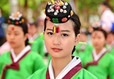 韓国の伝統衣装を着て韓国の成人式を体験する中国の少女