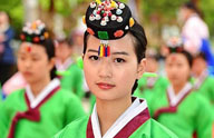 韓国の成人式を体験する中国の少女